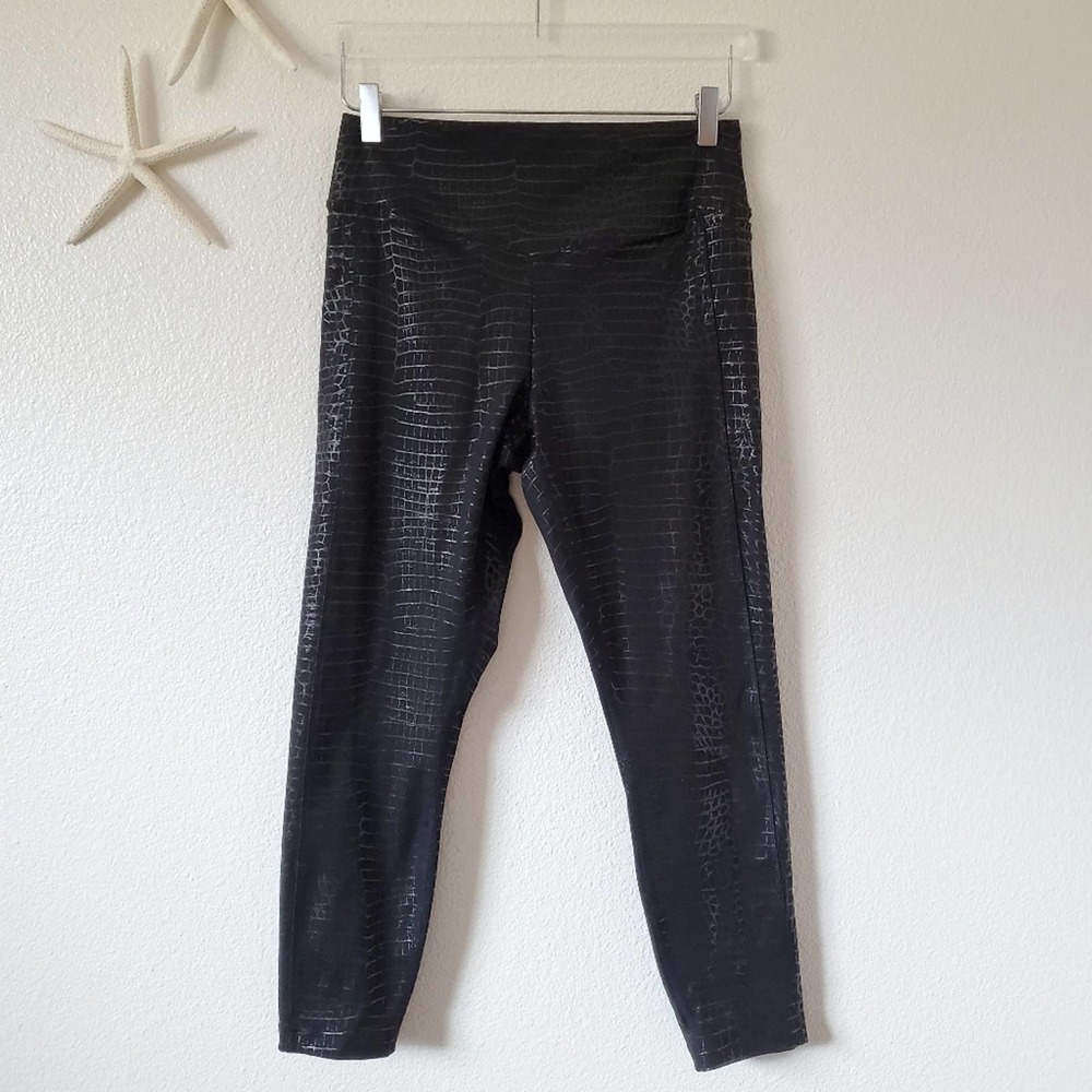PINK Victoria Secret Ultimate Crocodile Capris Leggings Size Large Black